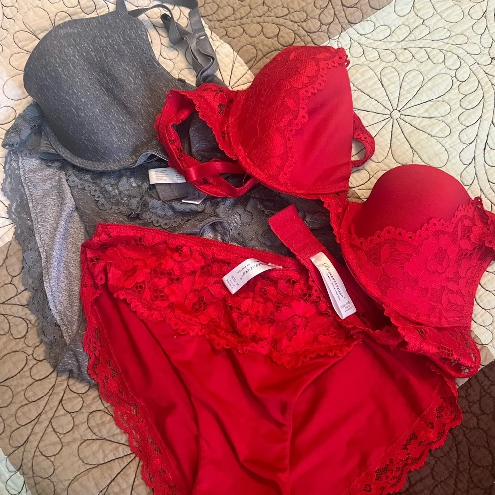 Elegant Red and Gray Lace Lingerie Set - Picture 1 of 2